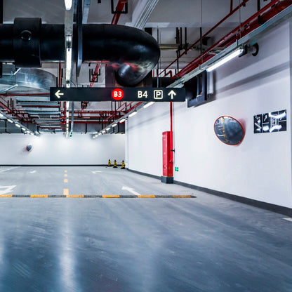 Espejo panorámico instalado en estacionamiento subterráneo mejorando visibilidad
