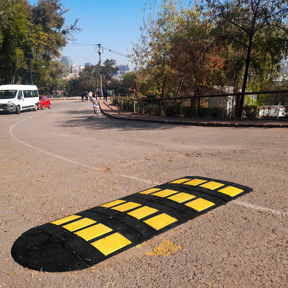 Lomo de toro de caucho instalado en calle para control de velocidad vehicular