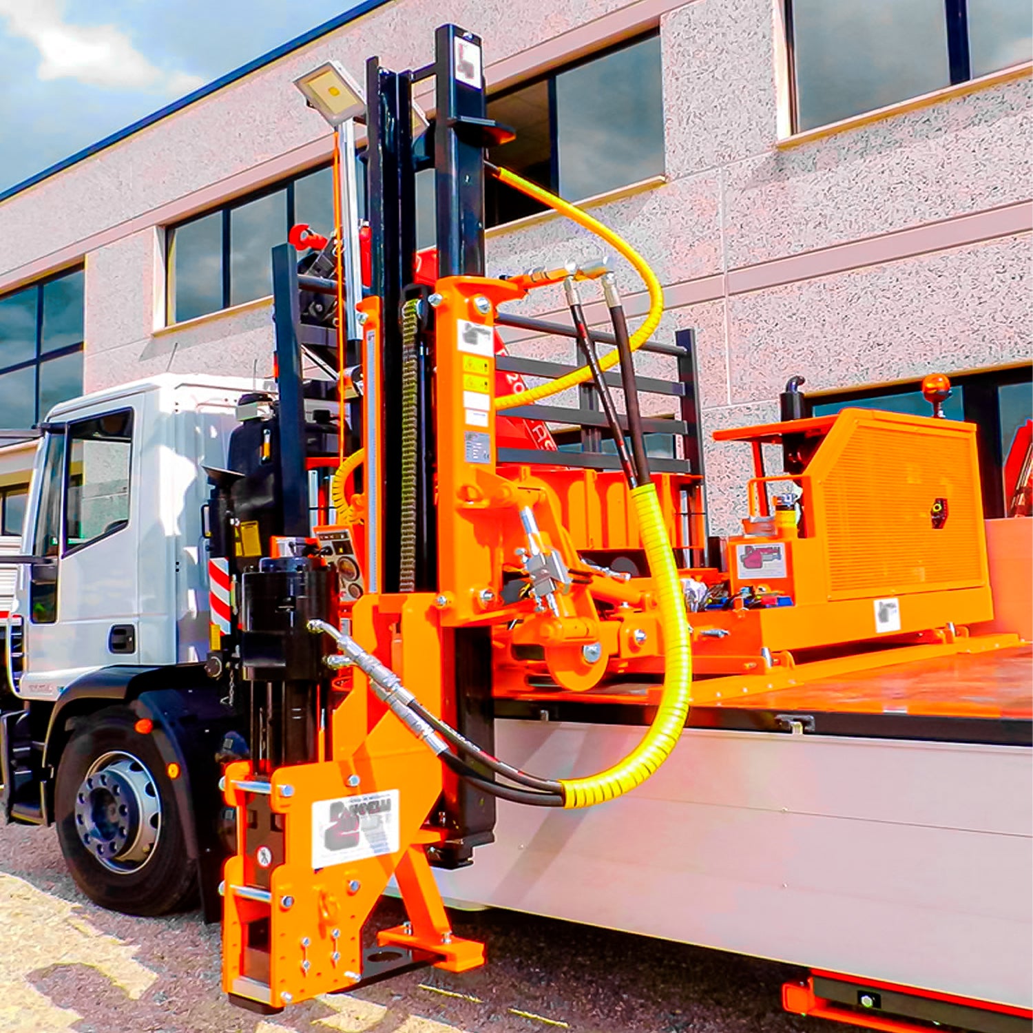 Hincadora de postes Pauselli 500SX instalada sobre camión para trabajos viales