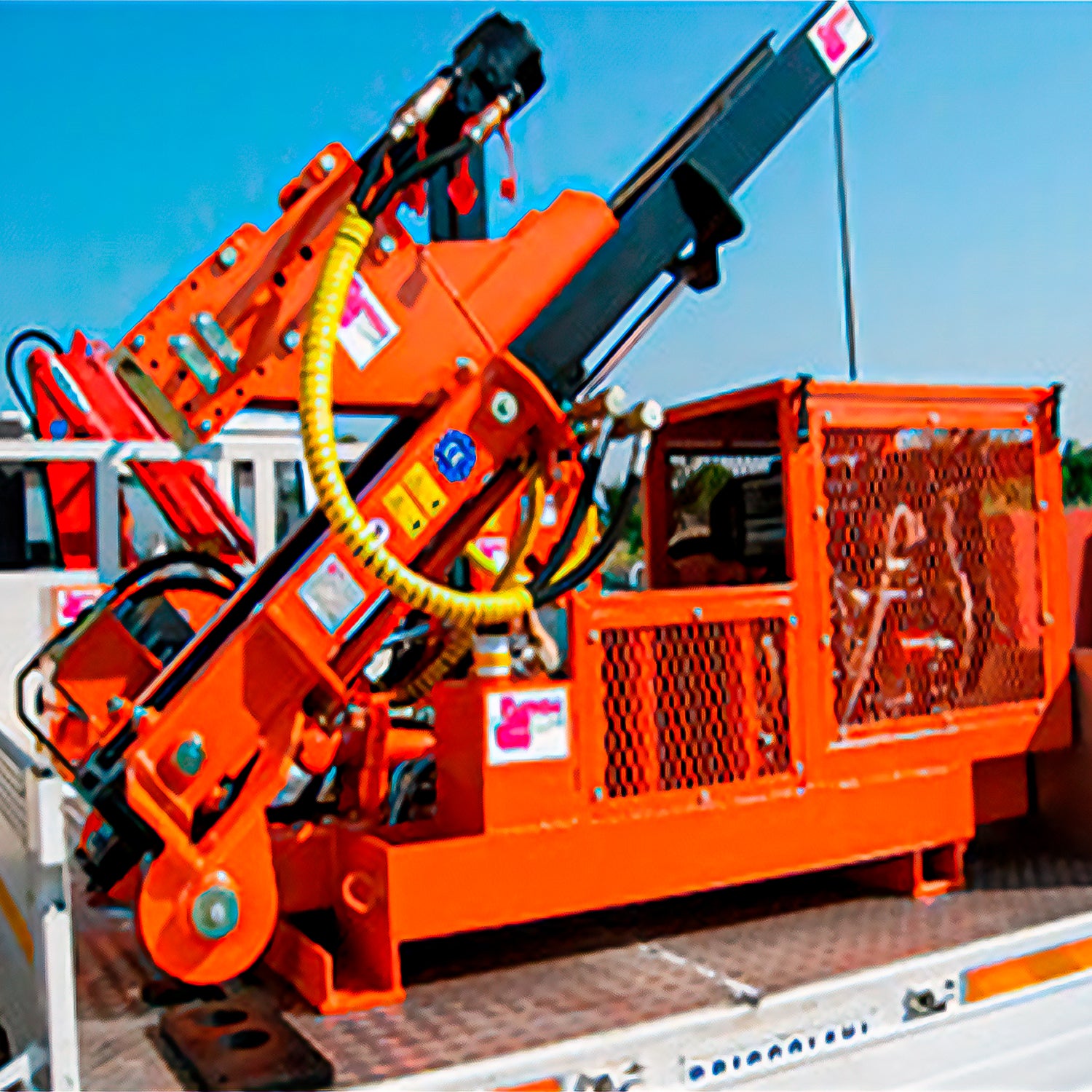 Vista lateral de hincadora de postes Pauselli 500SX montada en camión