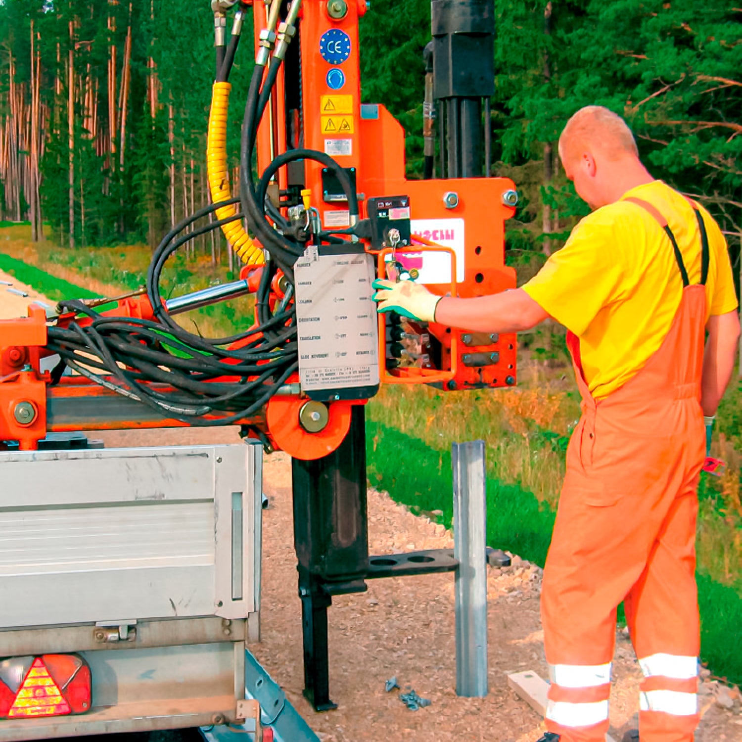 Hincadora de postes Pauselli 500SX en operación hincando poste metálico