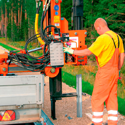 Hincadora de postes Pauselli 500SX en operación hincando poste metálico