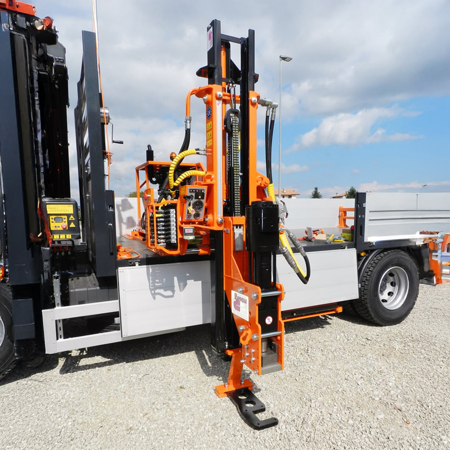 Hincadora de postes Pauselli 500SX montada en camión vista desde otro ángulo