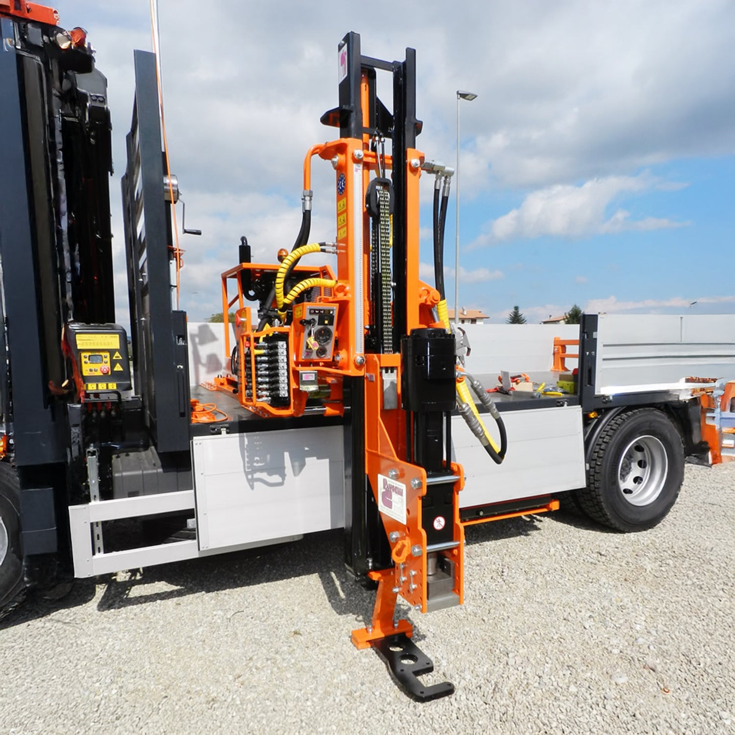 Hincadora de postes Pauselli 500SX montada en camión vista desde otro ángulo