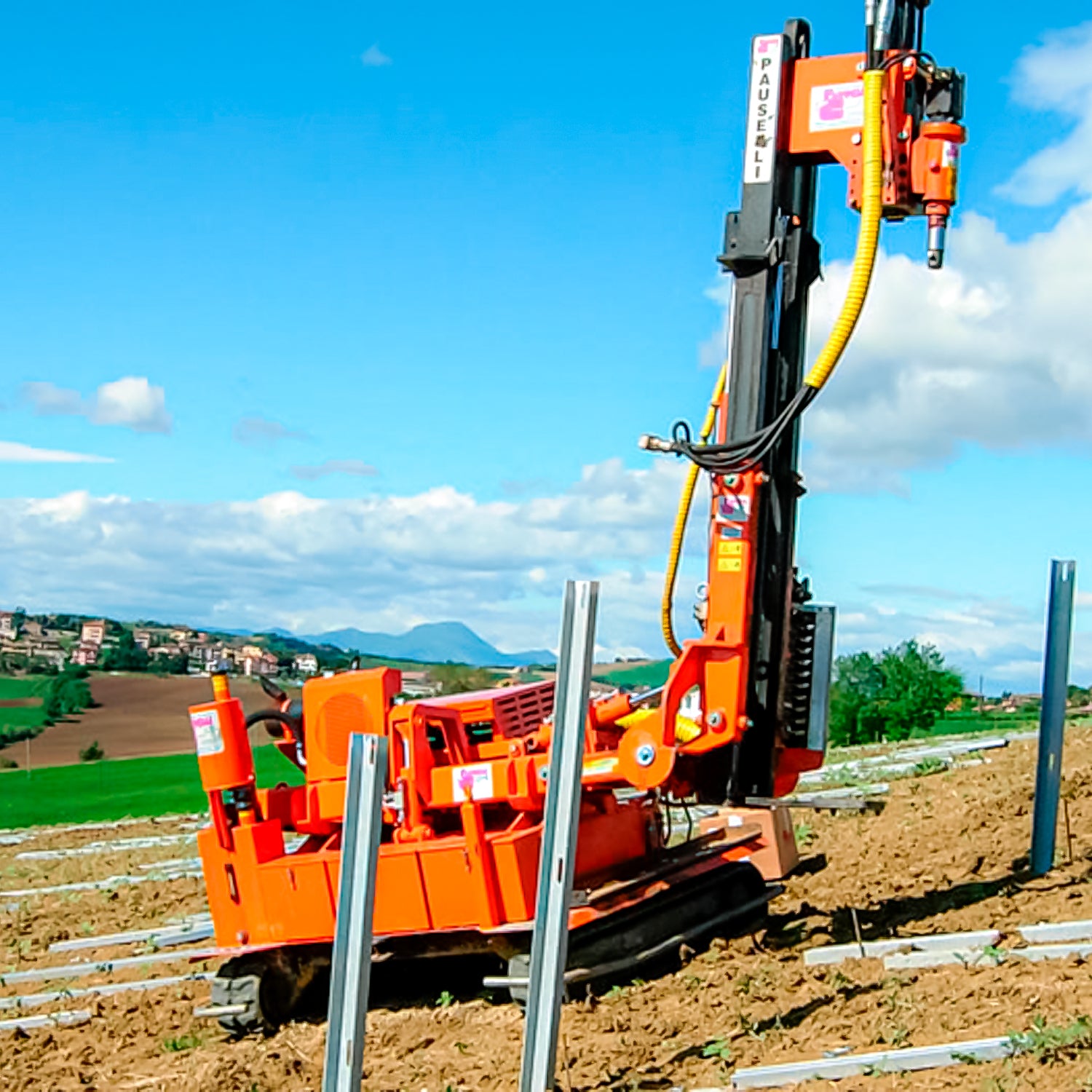 Hincadora Pauselli MOD900 trabajando sobre tierra