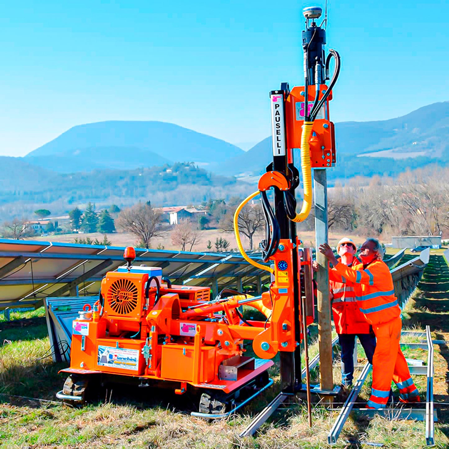 Hincadora de postes Pauselli MOD900 trabajando sobre pasto