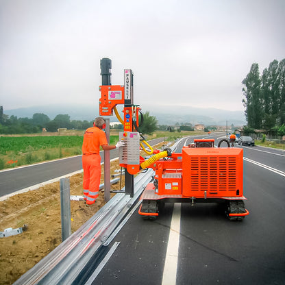 Pauselli MOD900 trabajando en hincado de poste metálico
