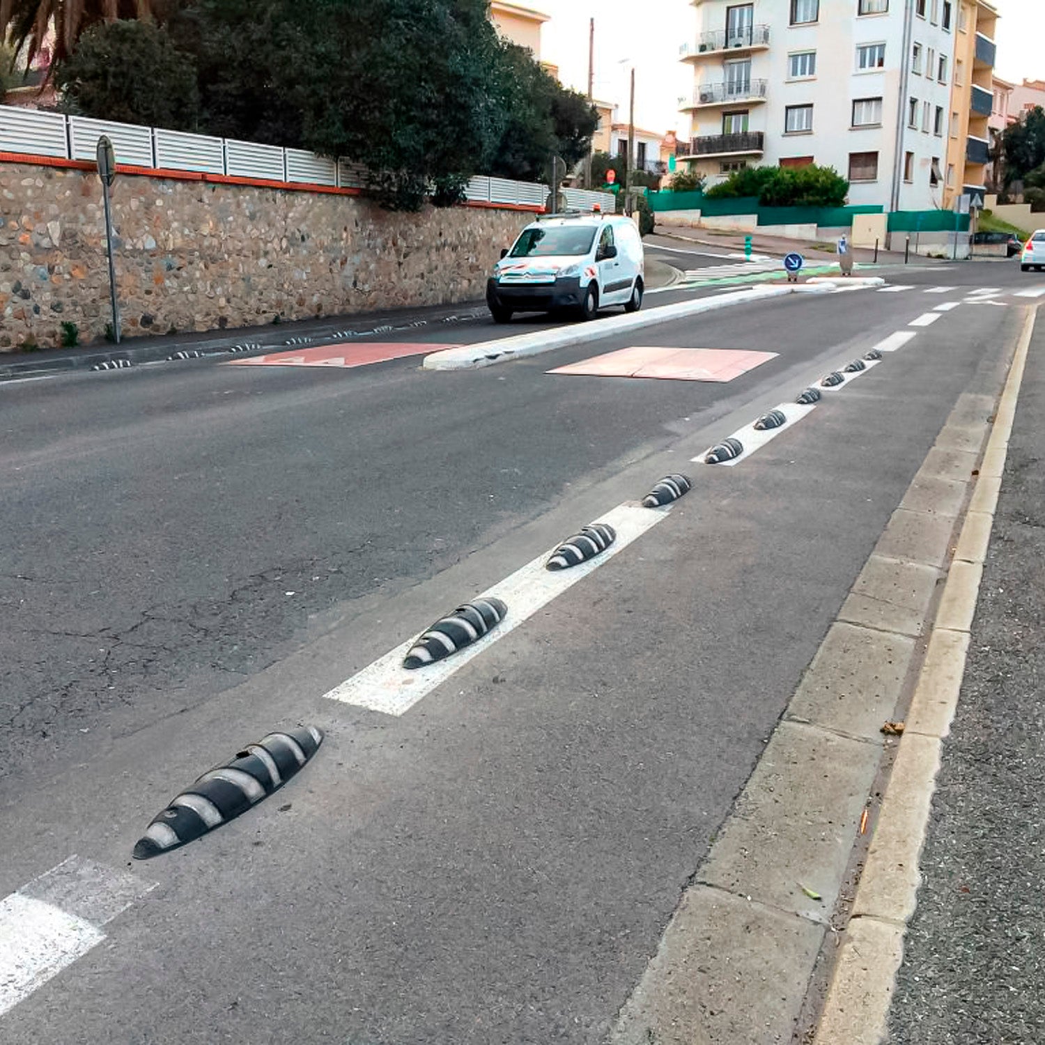 Canalizador ciclovía Zebra 13 vista en perspectiva sobre calzada