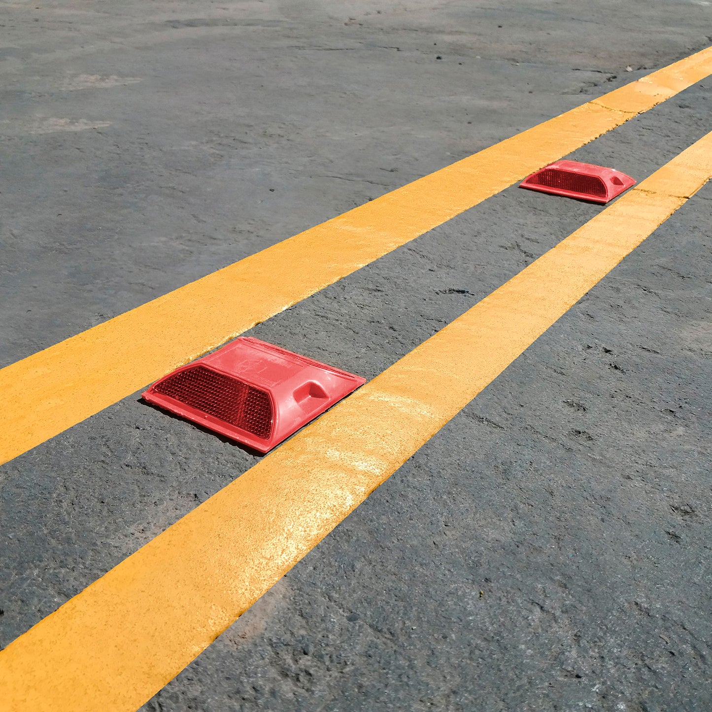 Tacha Prismalux Roja – Dispositivo de Señalización Vial - Vista en calle