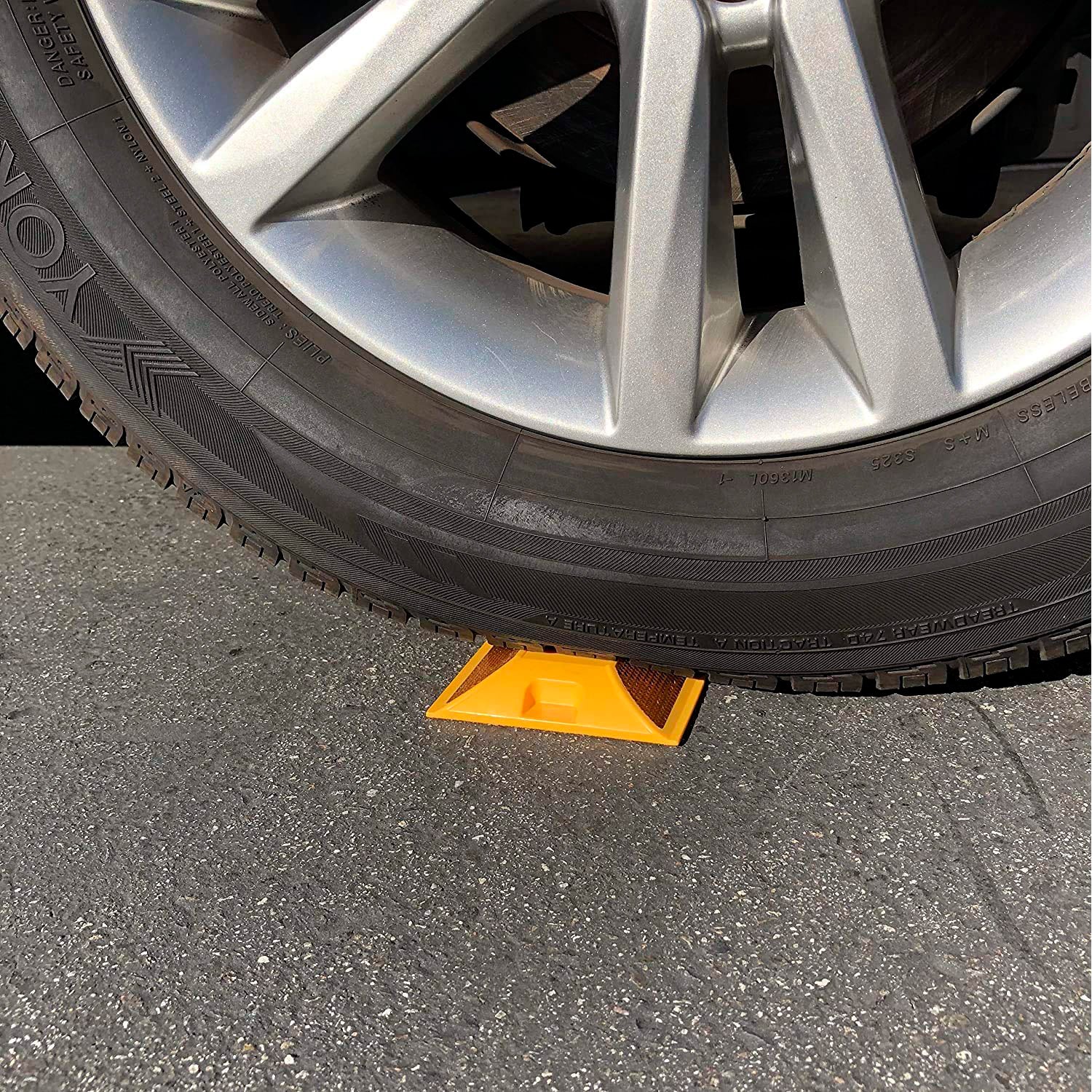 Tacha reflectiva Prismalux blanca para señalización vial y delimitación de carriles - Ejemplo bajo rueda de vehiculo