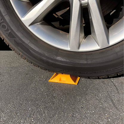 Tacha reflectiva Prismalux blanca para señalización vial y delimitación de carriles - Ejemplo bajo rueda de vehiculo