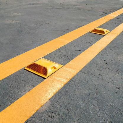 Tacha reflectiva Prismalux blanca para señalización vial y delimitación de carriles - ejemplo en calle con demarcación vial