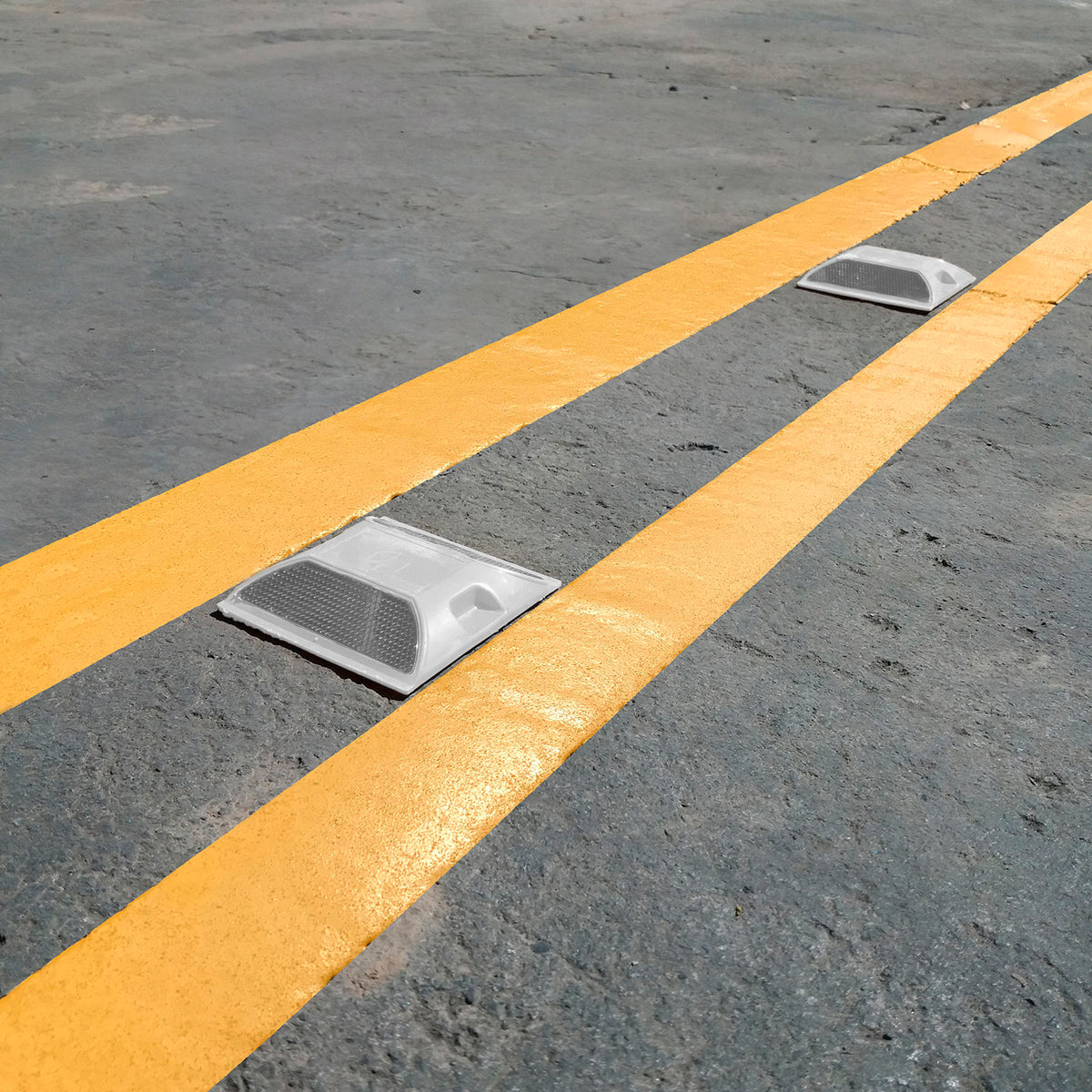 Tacha Prismalux Blanca – Dispositivo de Señalización Vial - Vista en calle