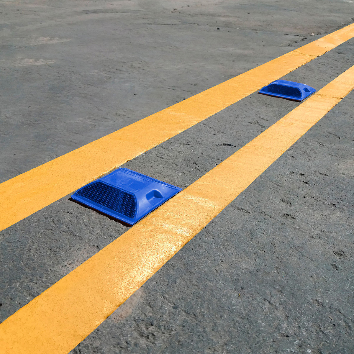 Tacha Prismalux Azul – Dispositivo de Señalización Vial - VIsta en calle