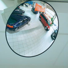 Espejo panorámico antirrobo instalado en local mostrando control visual de clientes