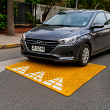 Vista general del cojín Berlinés reductor de velocidad amarillo 2000 x 1800 x 65 mm en uso en calle