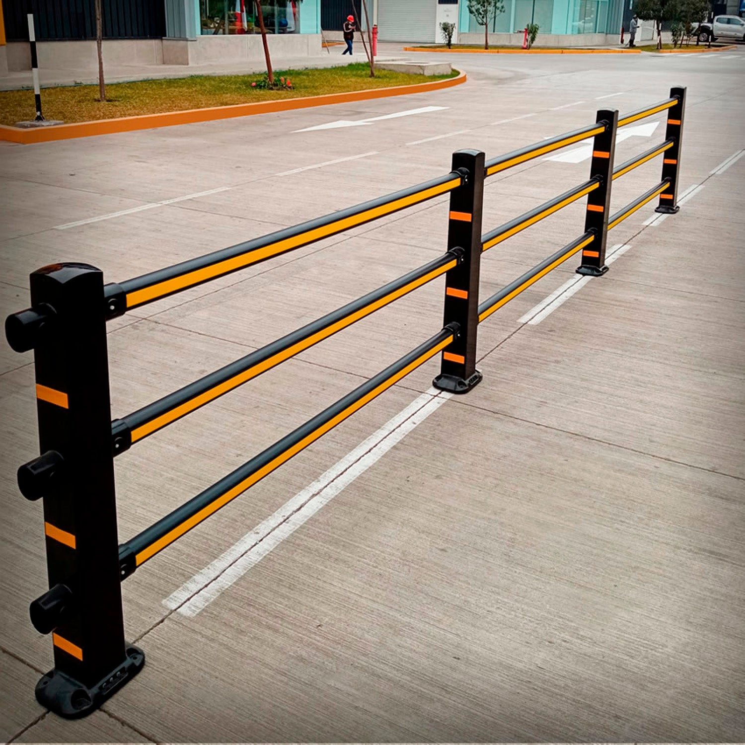 Sistema de postes y barreras flexibles instalado en ciclovía urbana
