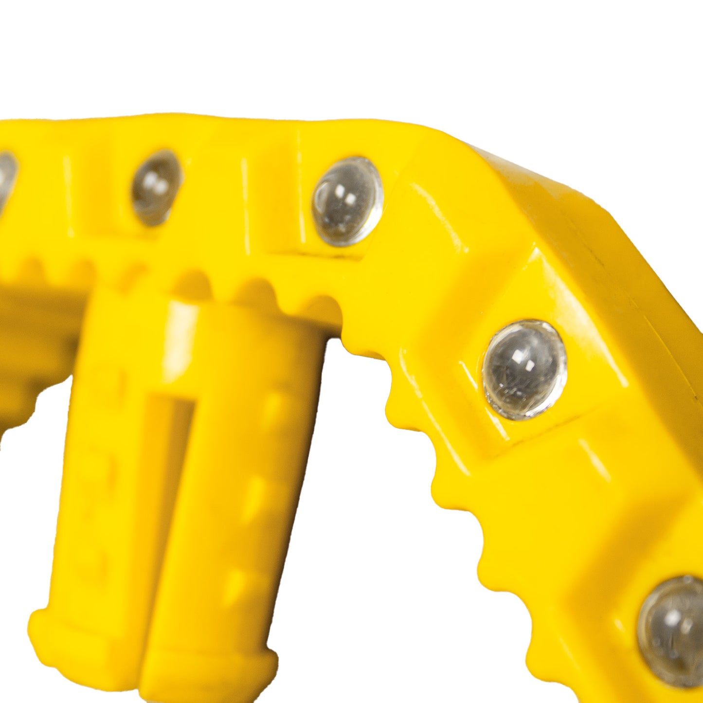 Detalle posterior del reflector T-Shape amarillo para ciclovías y segregación vial