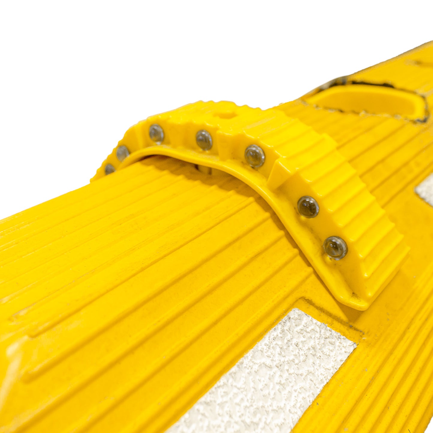 Detalle de montaje del reflector T-Shape sobre canalizador oruga en ciclovía