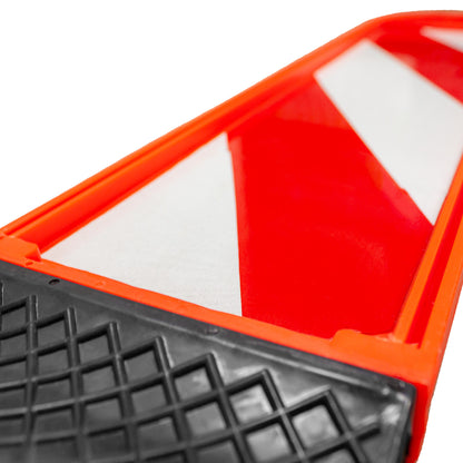 Detalle superior del hito spring back con bandas reflectantes blancas