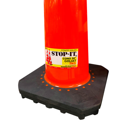Detalle de base cuadrada de caucho en cono de señalización Goliat 7 kg