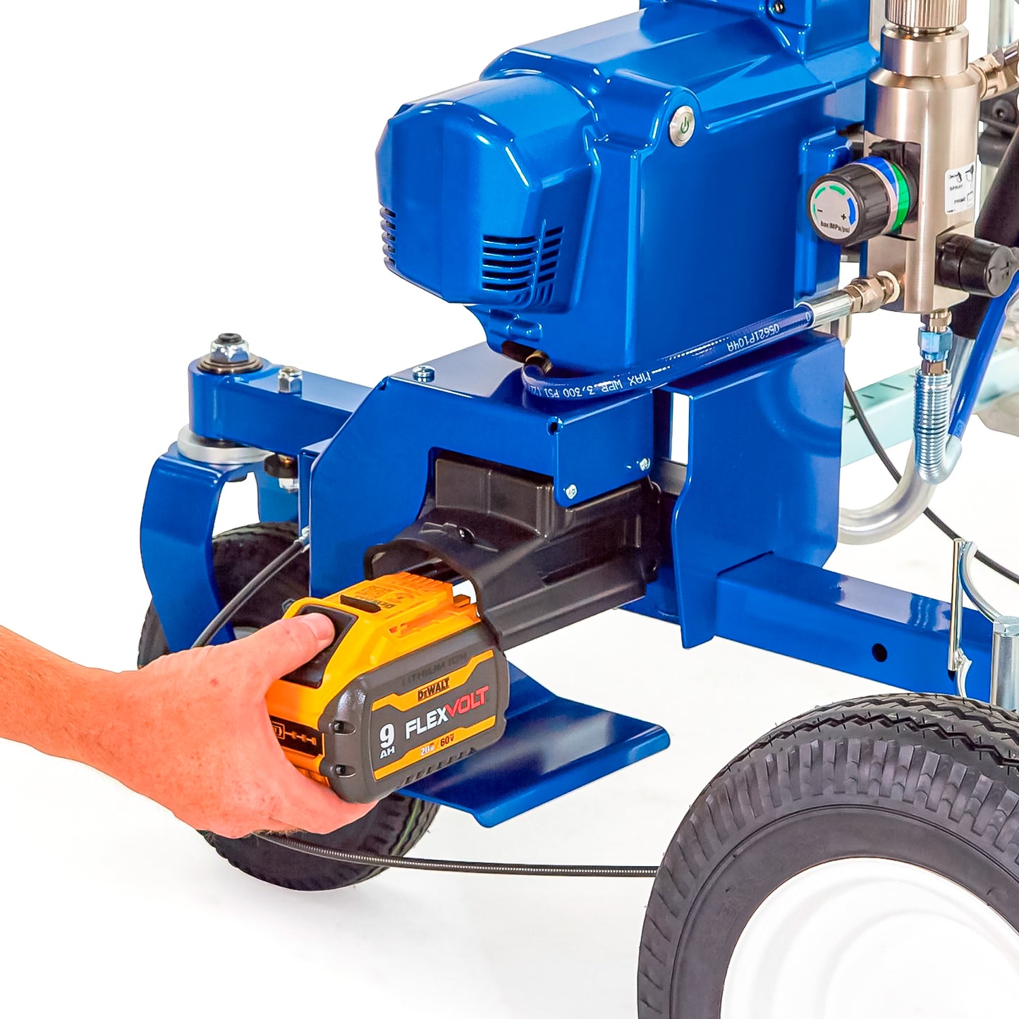 LineLazer ES 500 Graco trazador de líneas a batería para demarcación vial y estacionamientos en Chile - con detalle de baterías en su posición
