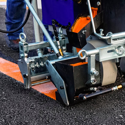 ThermoLazer 200 TC Graco – Equipo para aplicación de termoplástico detalle aplicación de producto sobre calzada