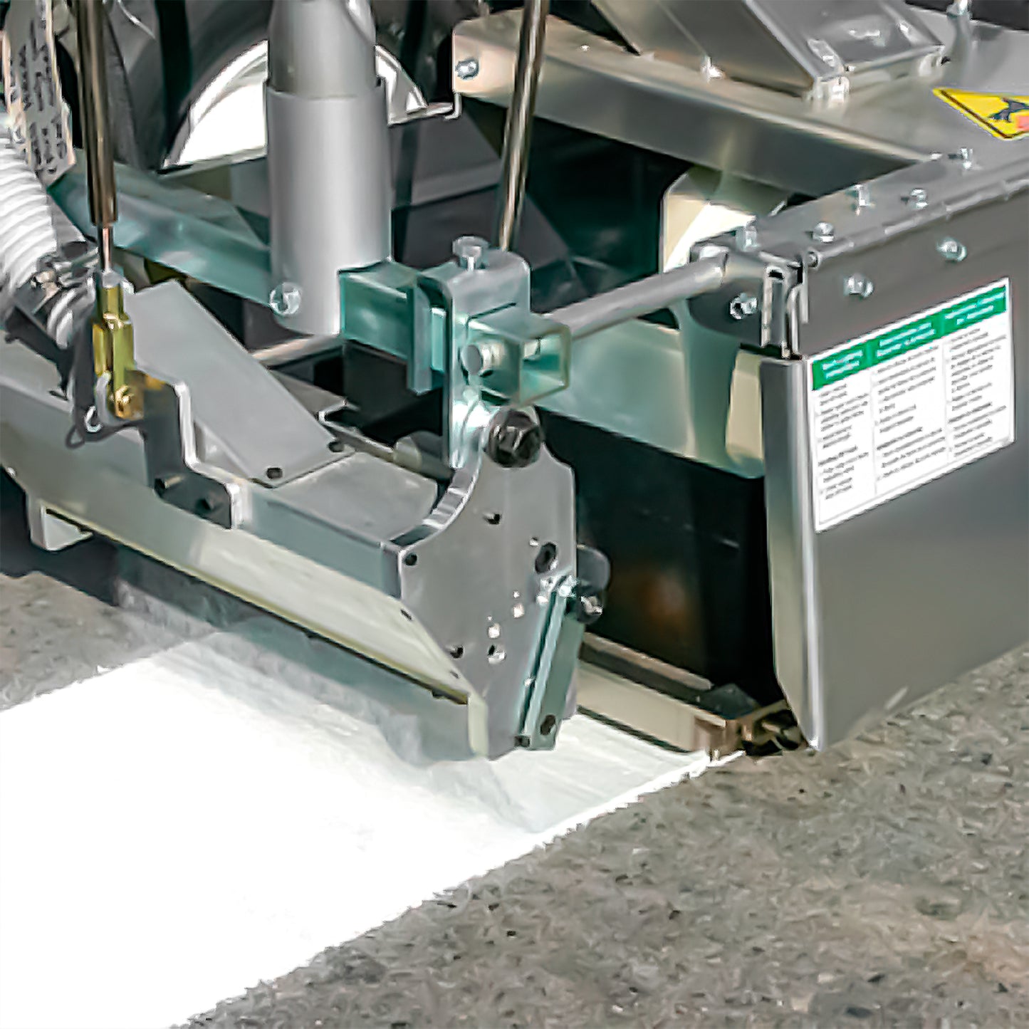 Zapata ProMelt Graco 26 cm para aplicación de termoplástico en demarcación vial profesional en Chile - Aplicando pintura blanca