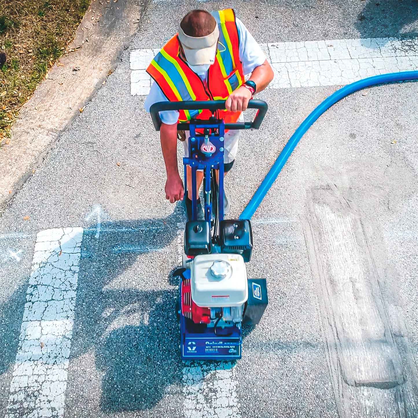 GrindLazer Graco Borra 1013 G en operación removiendo pintura vial