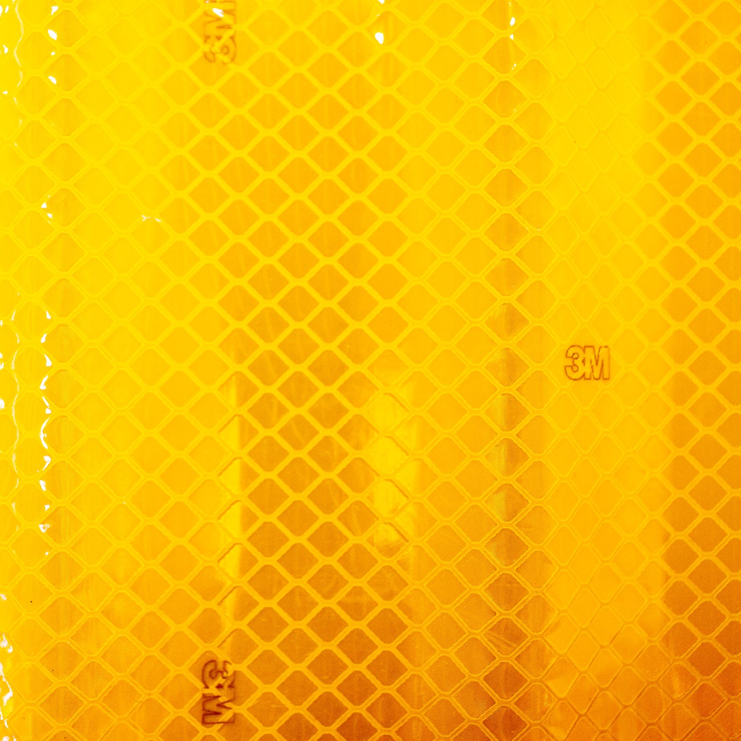 Detalle de superficie reflectante amarilla con tecnología 3M en vista cenital