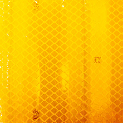 Detalle de superficie reflectante amarilla con tecnología 3M en vista cenital