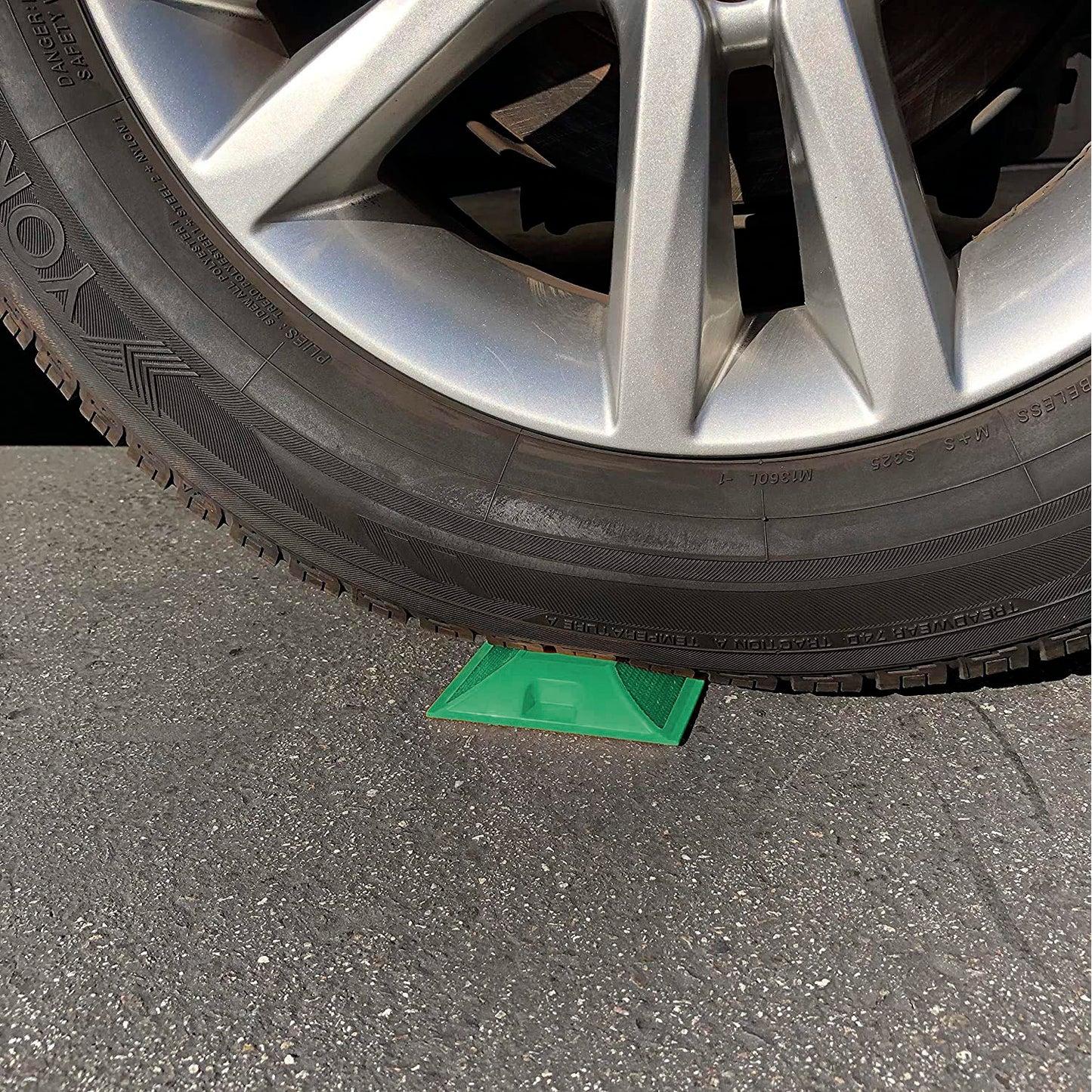 Tacha Prismalux Verde – Dispositivo de Señalización Vial - VIsta resistencia con Rueda vehículo