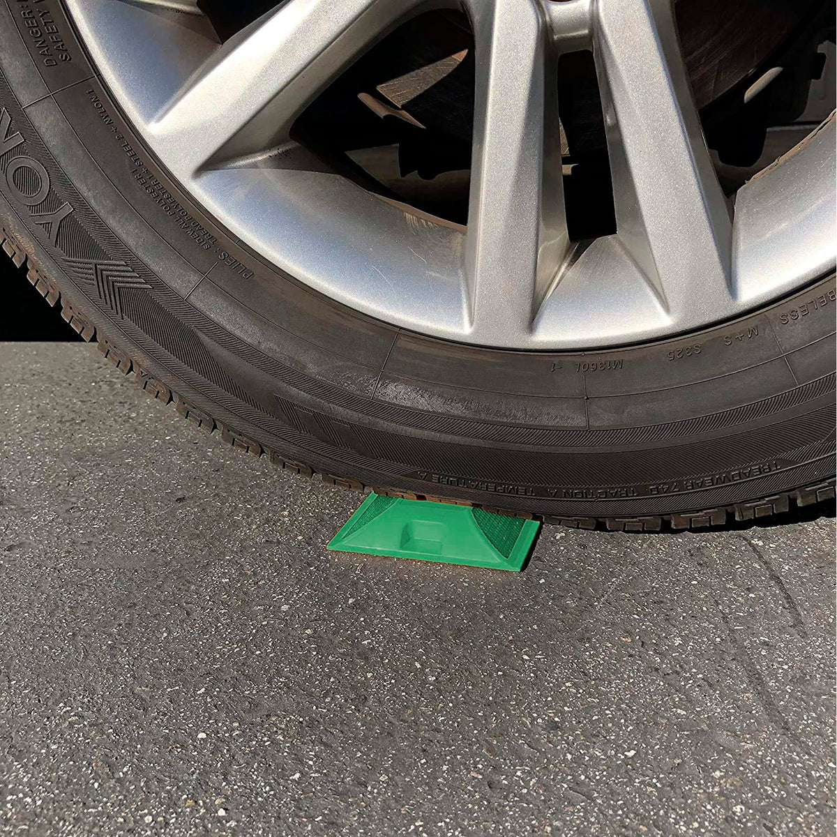Tacha Prismalux Verde – Dispositivo de Señalización Vial - VIsta resistencia con Rueda vehículo
