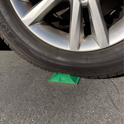 Tacha Prismalux Verde – Dispositivo de Señalización Vial - VIsta resistencia con Rueda vehículo