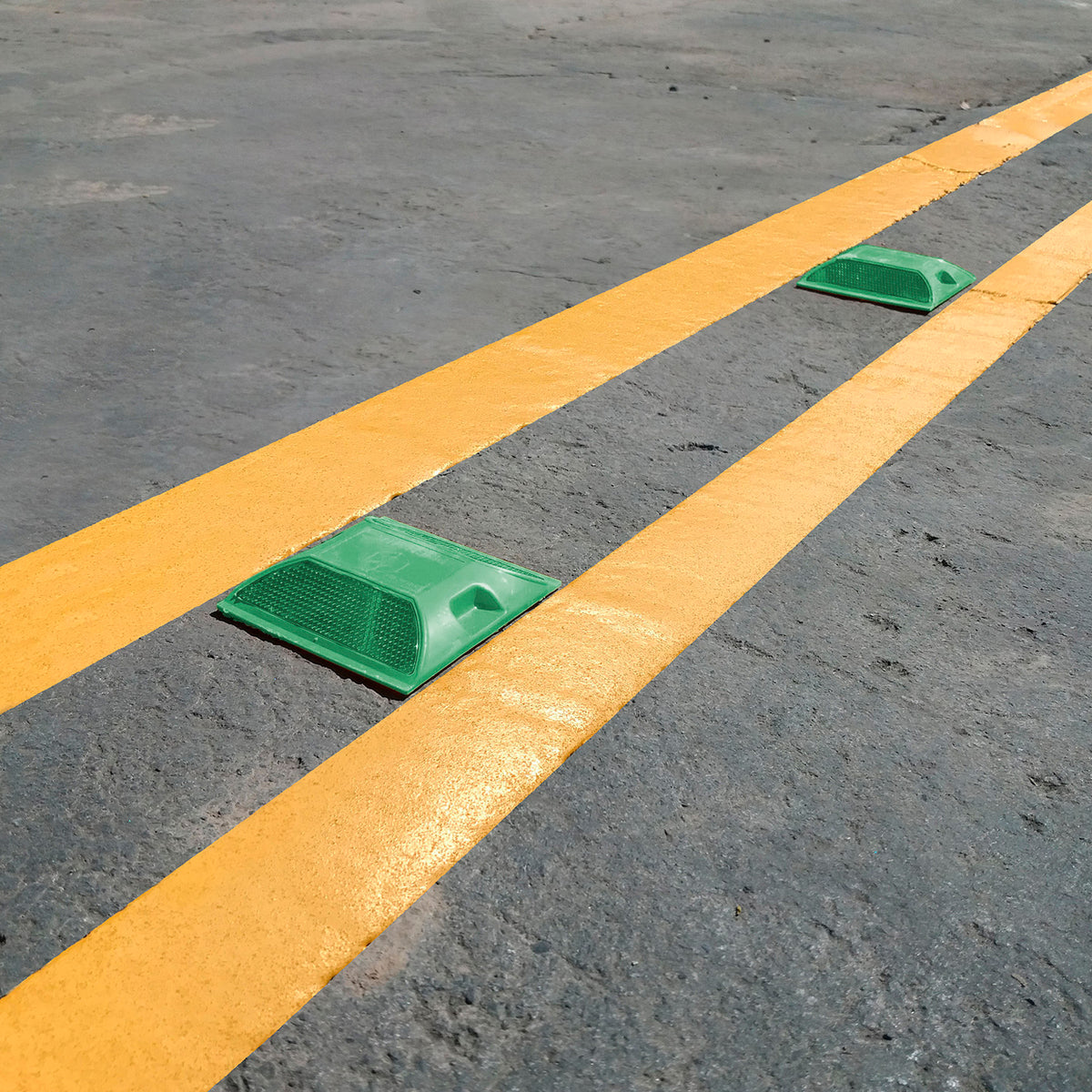 Tacha Prismalux Verde – Dispositivo de Señalización Vial - Vista en Calle
