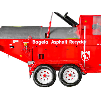 Vista lateral de recicladora de asfalto Bagela BA 7000 mostrando diseño compacto y sistema de carga