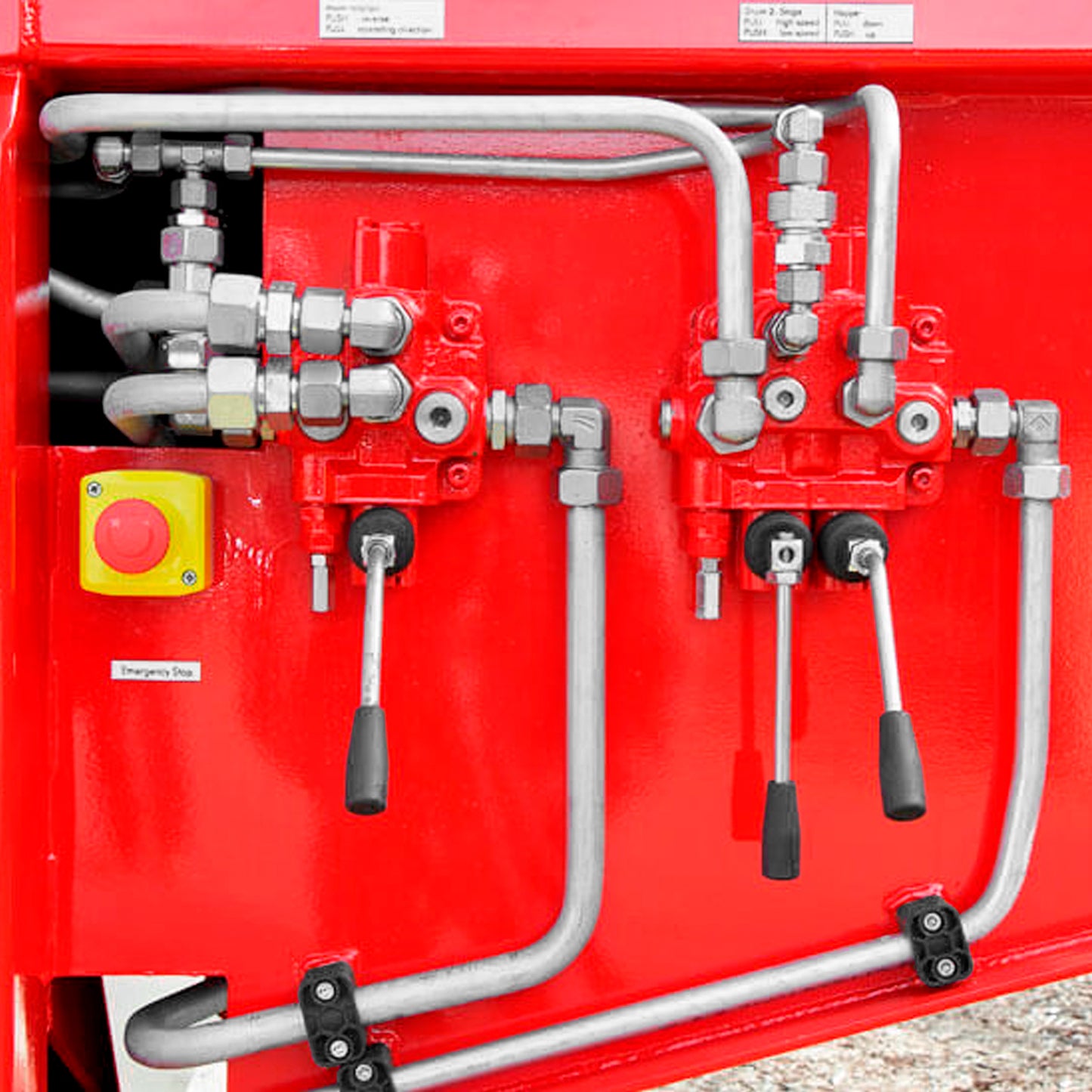 Vista general de recicladora de asfalto Bagela BA 7000 con tolva abierta para carga de asfalto fresado