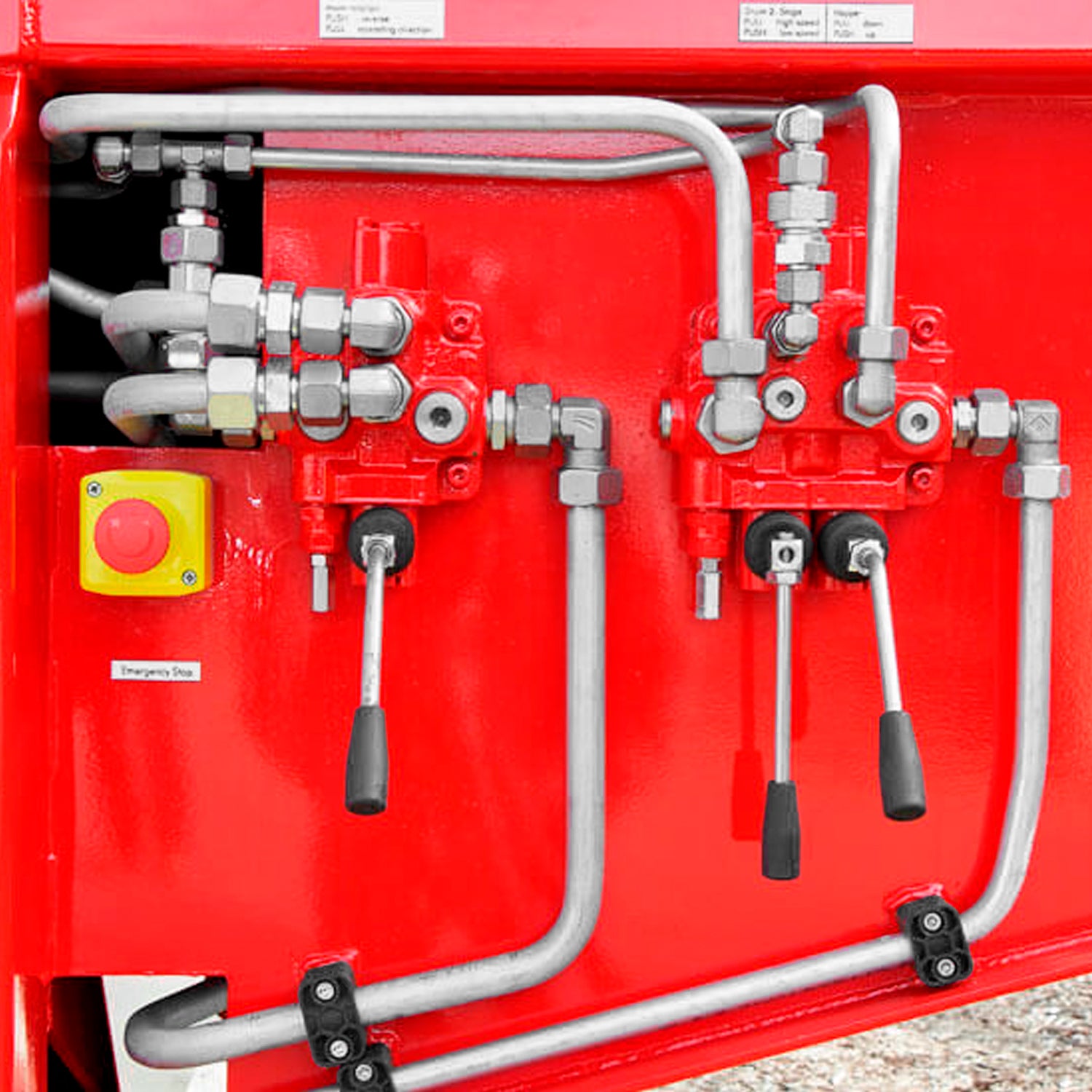 Vista general de recicladora de asfalto Bagela BA 7000 con tolva abierta para carga de asfalto fresado