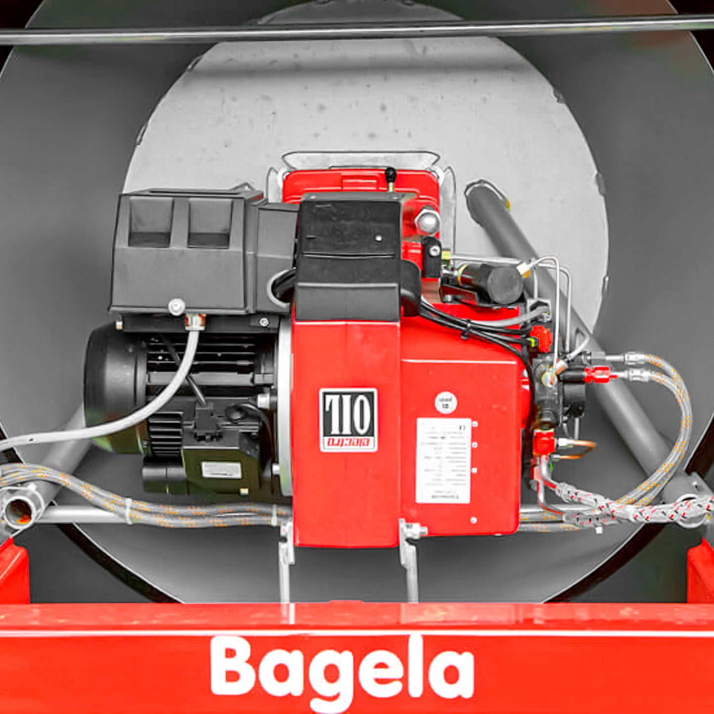 Detalle del sistema de calefacción diésel y componentes internos de la recicladora de asfalto Bagela BA 7000