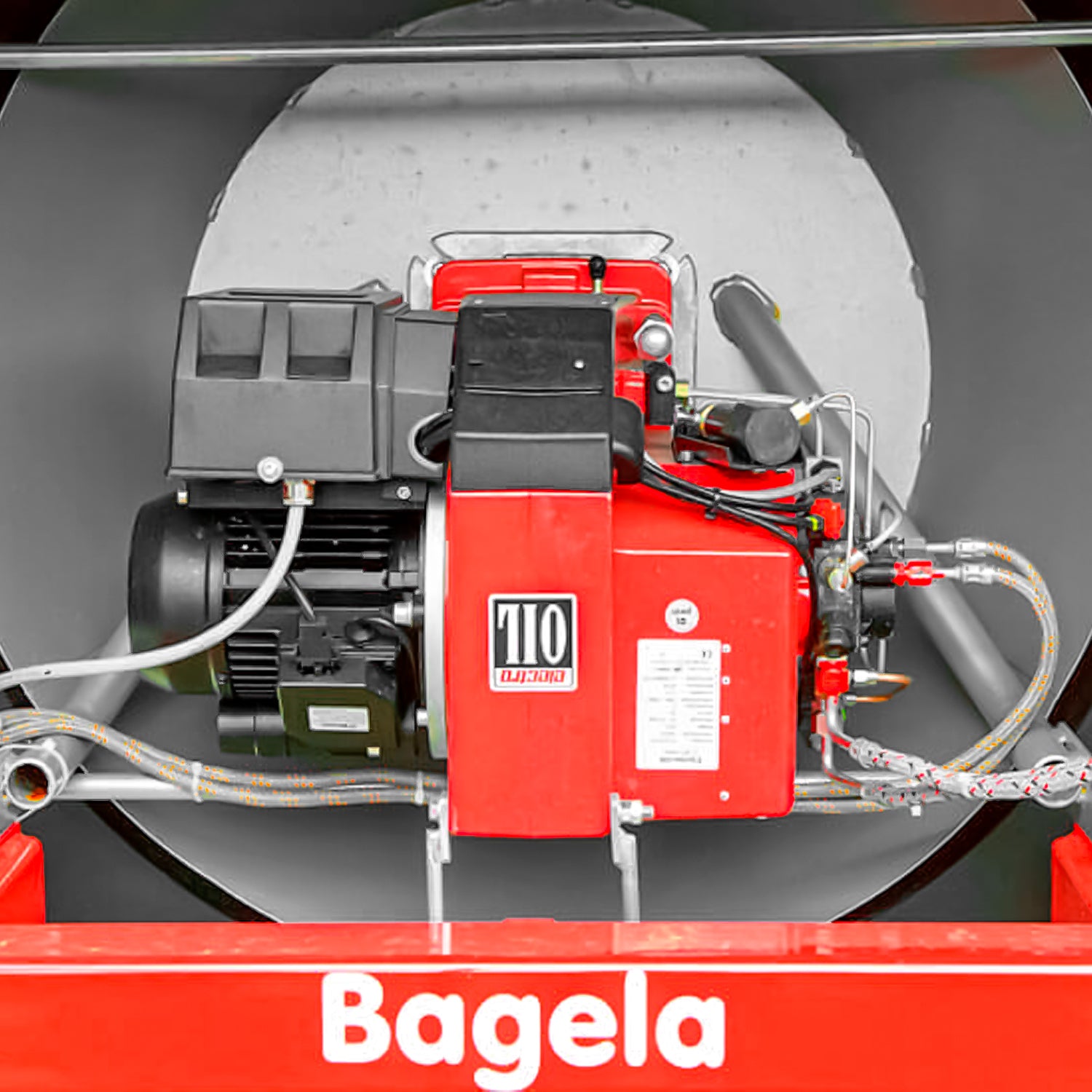 Detalle del sistema de calefacción diésel y componentes internos de la recicladora de asfalto Bagela BA 7000