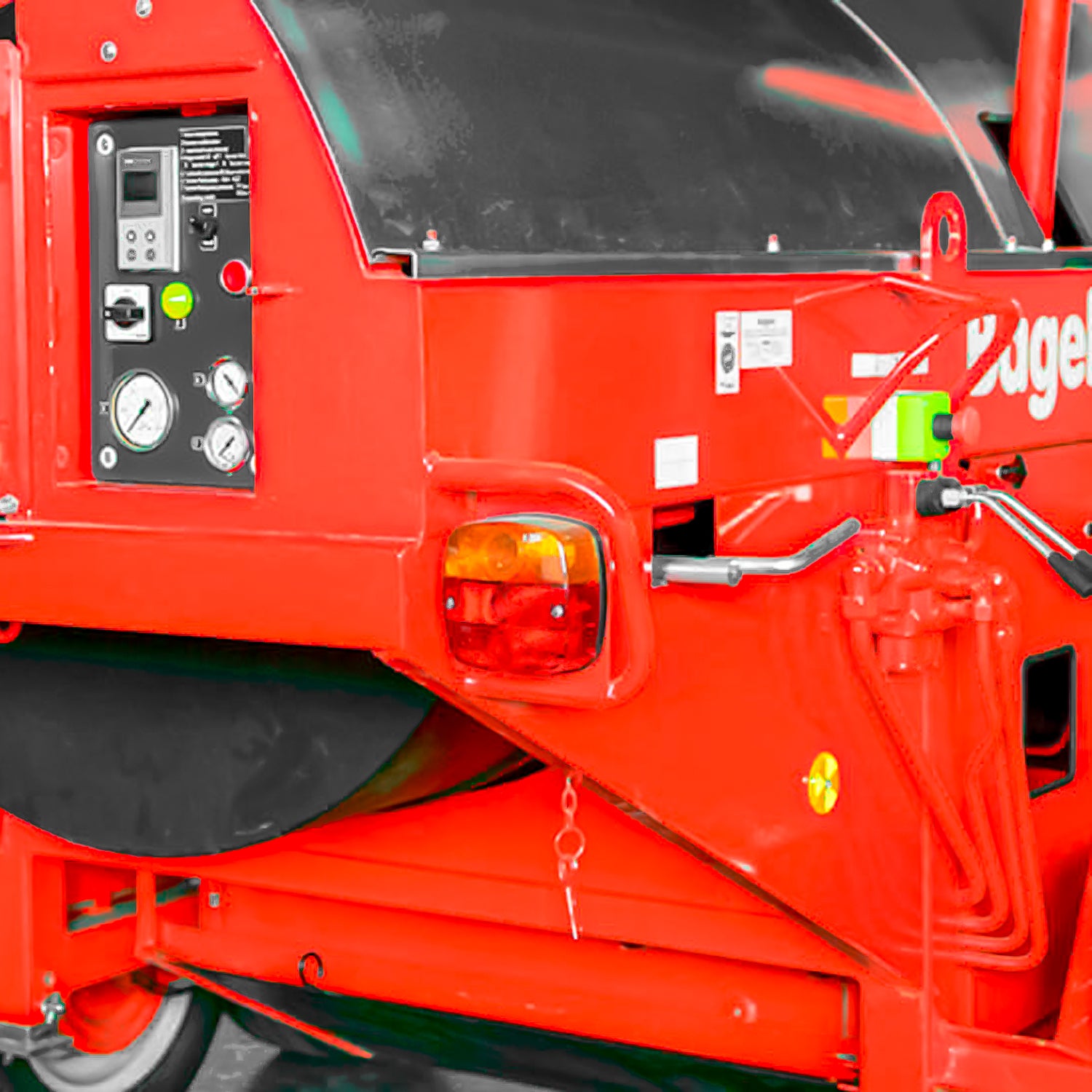 Panel de control de recicladora de asfalto Bagela BA 7000 con indicadores, manómetros y mandos operativos