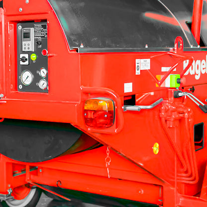 Panel de control de recicladora de asfalto Bagela BA 7000 con indicadores, manómetros y mandos operativos