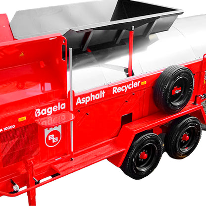 Vista trasera de recicladora de asfalto Bagela BA 10000 con tolva hidráulica abierta