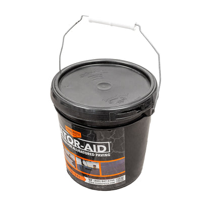 Perma-Patch Gator-Aid balde en perspectiva con asa levantada
