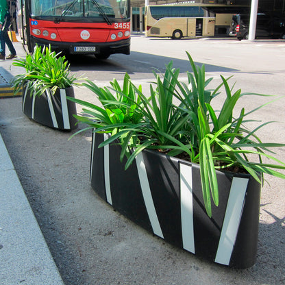 Instalación de macetas Zicla Zebra 40 delimitando zona peatonal en entorno urbano