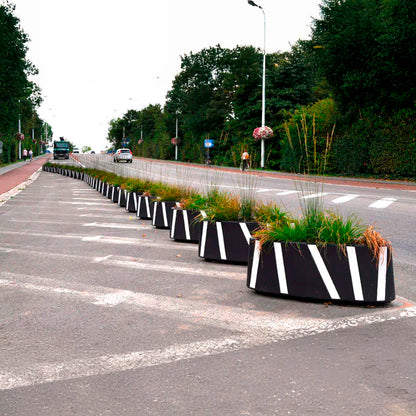 Macetas Zicla Zebra 40 alineadas separando ciclovía del tránsito vehicular en vía urbana