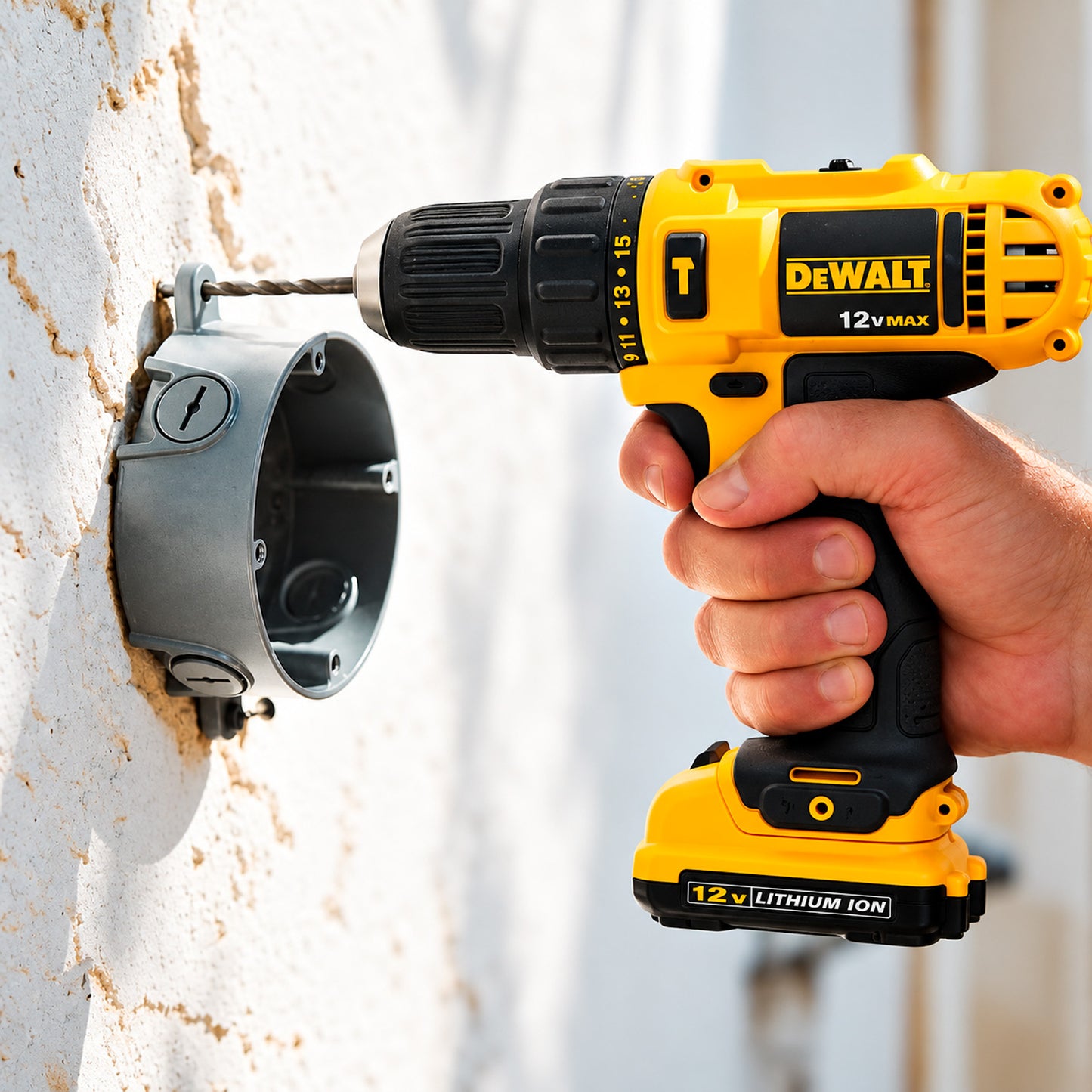 Taladro inalámbrico DEWALT DCD716D2-B2 en uso para perforación y atornillado