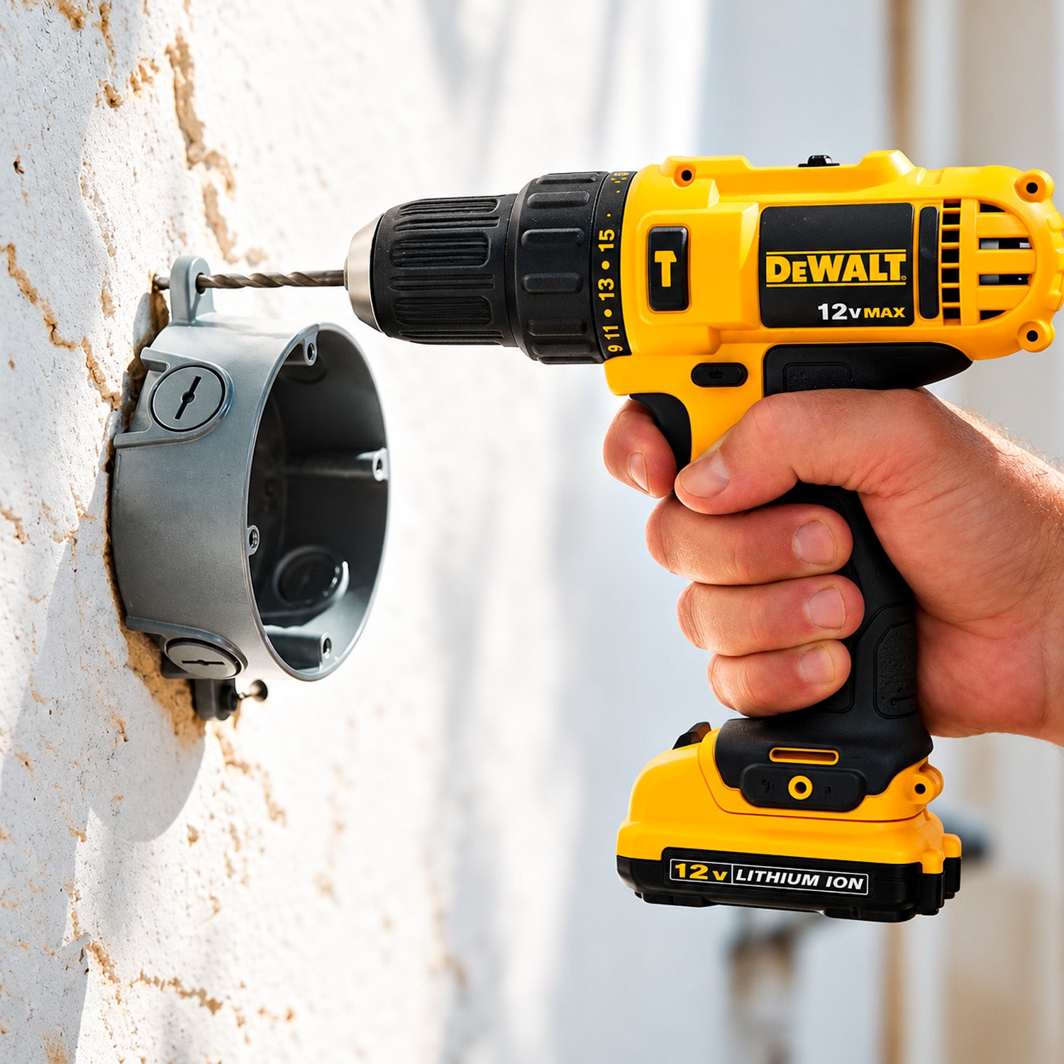 Taladro inalámbrico DEWALT DCD716D2-B2 en uso para perforación y atornillado