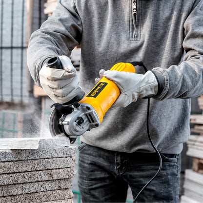Esmeril angular DEWALT DWE750-B2 de 4-1/2" en uso para trabajos de corte y rectificado