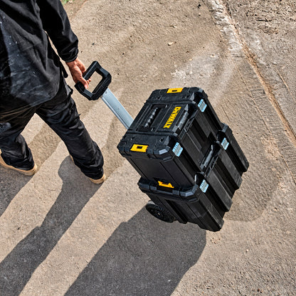 Maletín telescópico DEWALT TSTAK DWST17820 en uso para transporte de herramientas